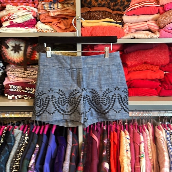 Loft size 00 (fits like 0-2) 5” chambray with navy embroidery shirts​ - Picture 1 of 3